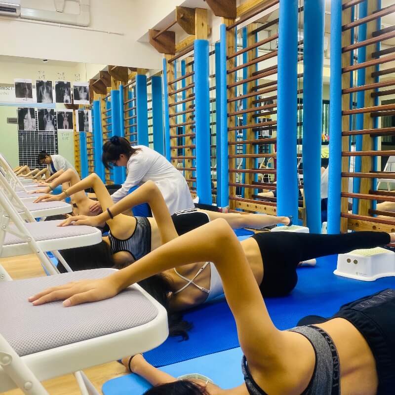 挺立康特別安排脊椎側彎矯正一日營，我們與八位側彎人共同努力，希望能透過團體治療的方式，讓側彎人互相鼓勵、交換心得，同時也更了解不同的側彎類型，大家一起學習、一起成長。有一群共同打拼的夥伴，真好！