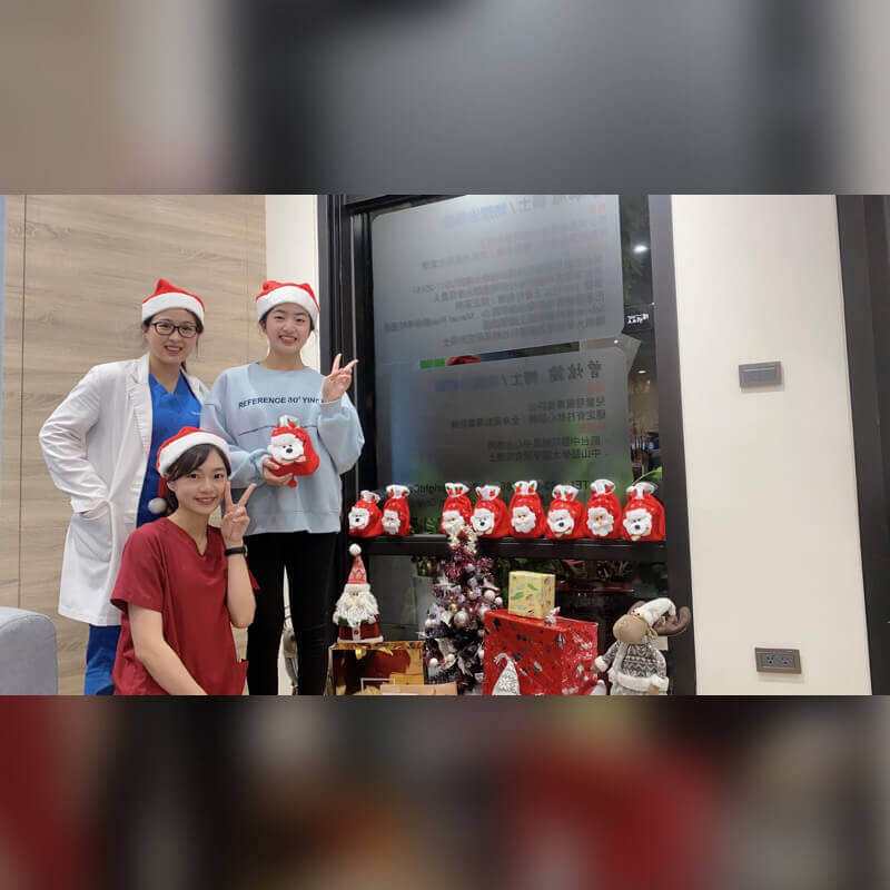 Ding-Ding Dong ~ Ding-Ding Dong ~ We are very happy to see happy smiles from the children with scoliosis when they receive gifts. UprightCome wish all people peace and happiness!