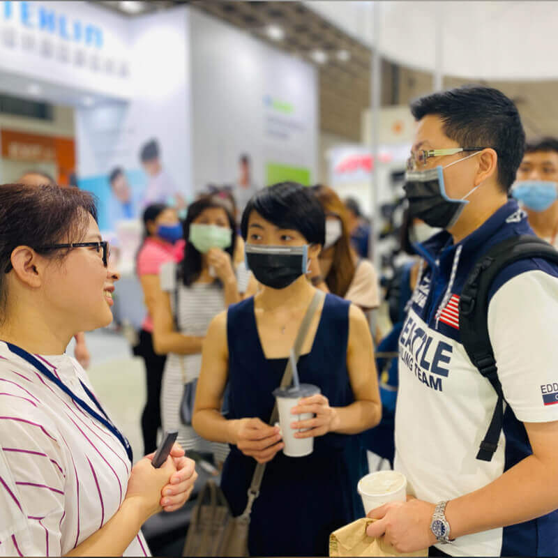 曾琴雁主任和與會者一起討論脊椎側彎診間常見問題。