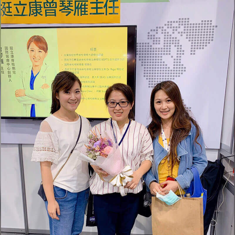 曾琴雁主任的粉絲到場聆聽並獻花給主任。