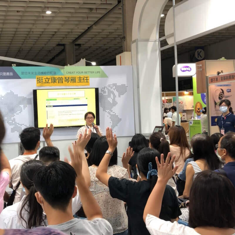 今日曾琴雁主任再度受邀至 2020 臺灣最大輔具展開講,一同帶領大家破解脊椎側彎迷思。看到這個場面,盛況空前的樣子,讓小編感受到治療團隊的每個堅持都格外有意義。